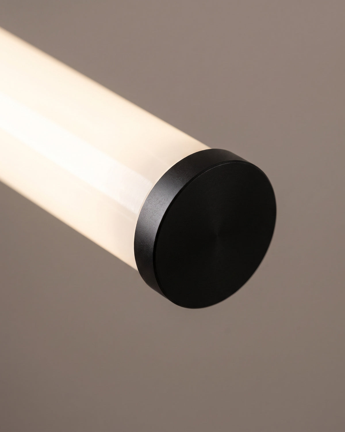 Suspension Rayon : gros plan sur la matière (tube led fin, câble noir)
