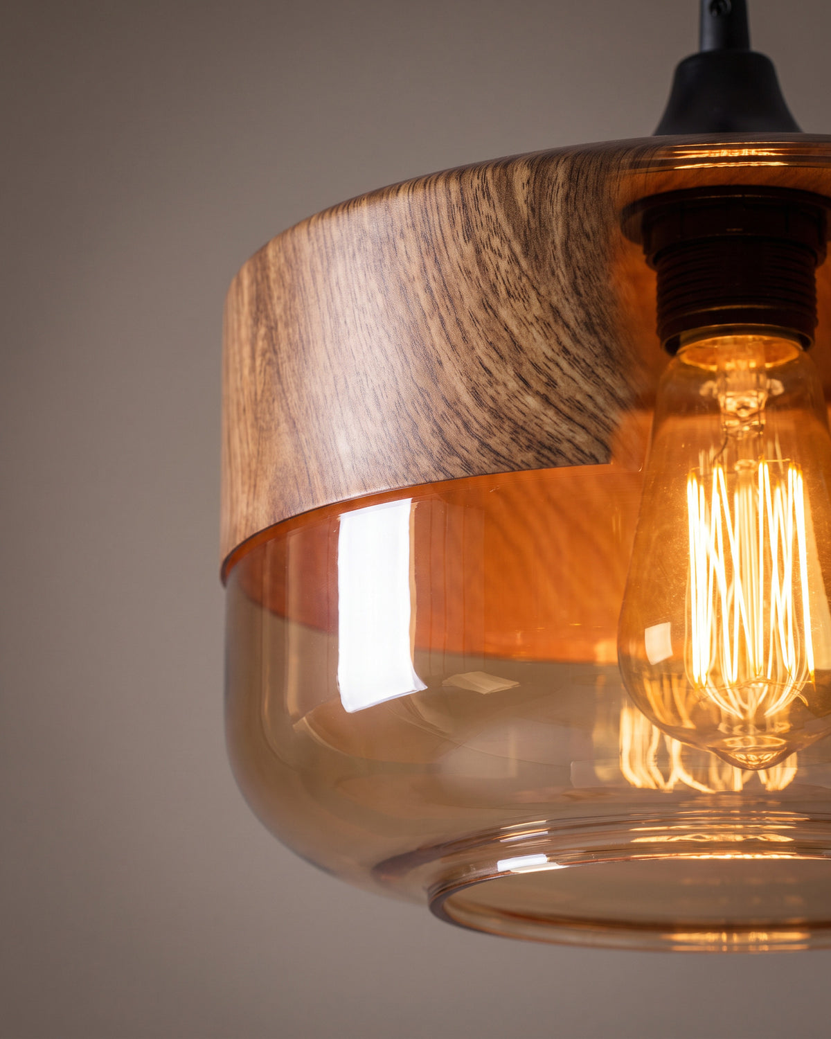 Suspension Havane : gros plan sur la matière (verre ambré, chapeau à finition bois)