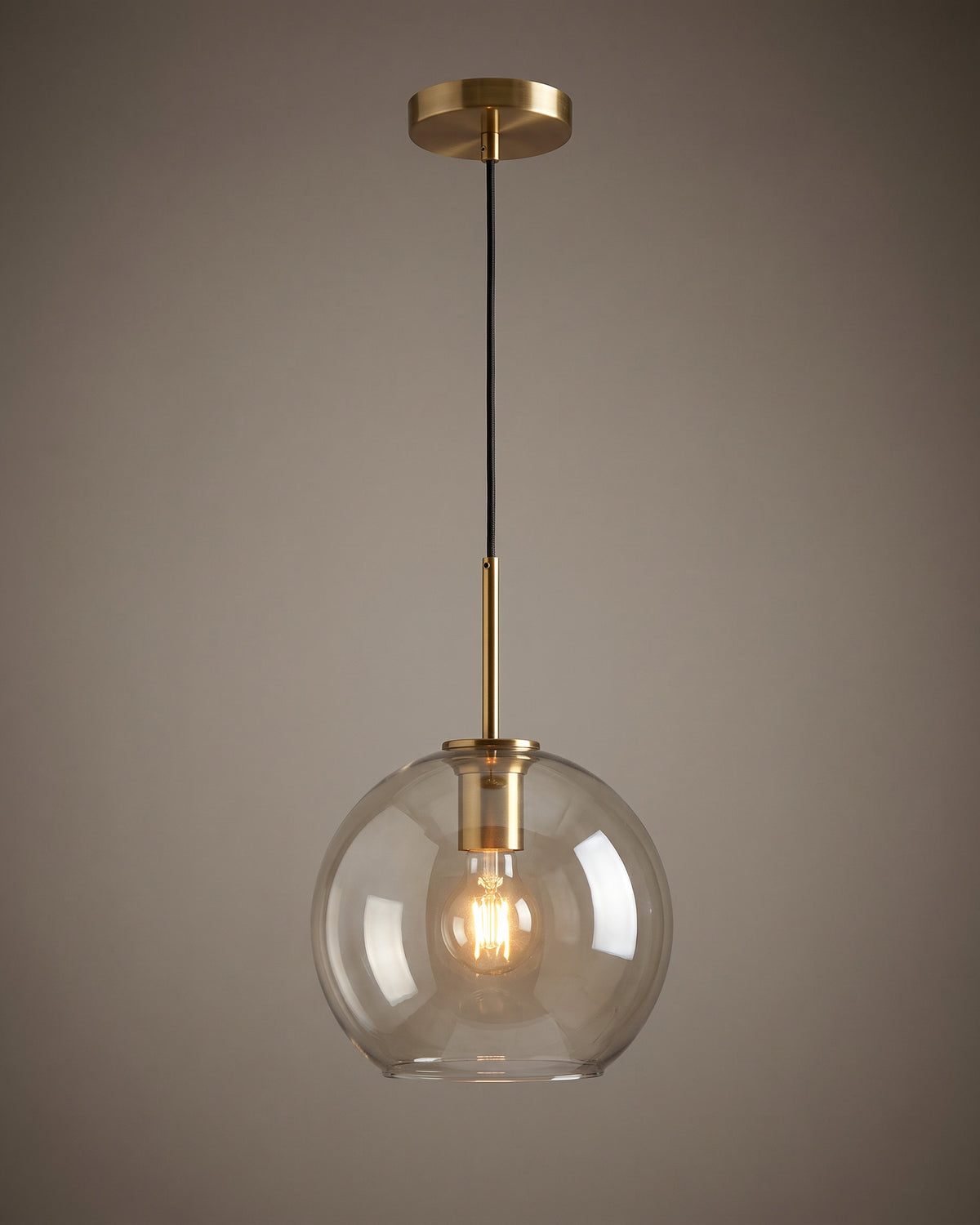 Suspension Cognac, allumée, photo studio