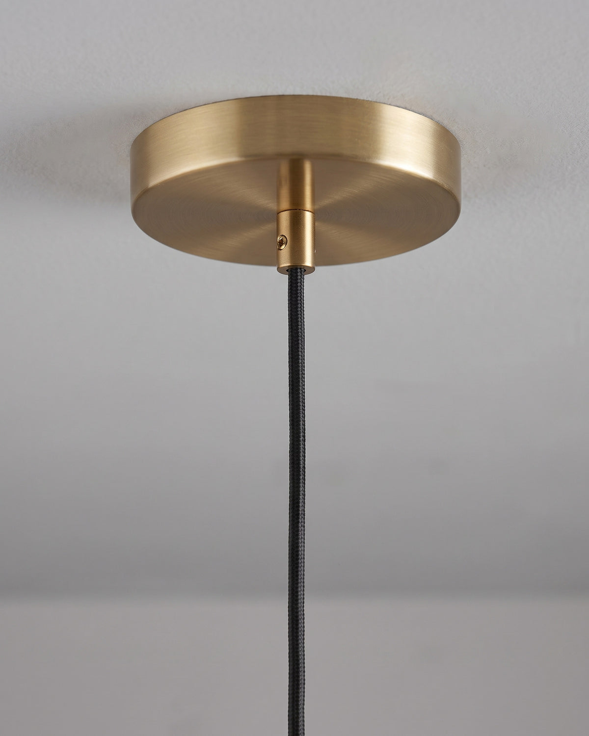 Suspension Cognac : détail technique (fixation, câble ou douille)