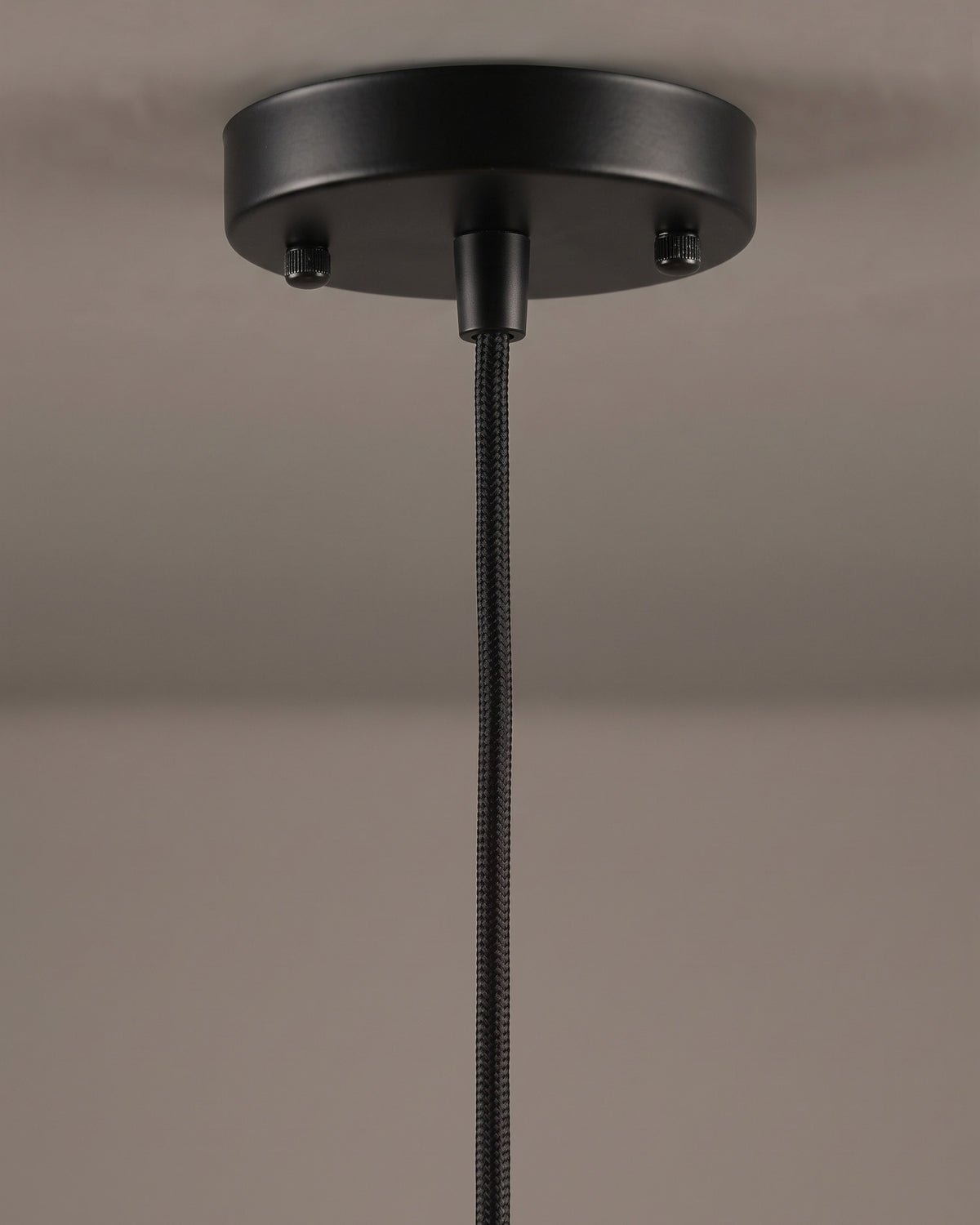 Suspension Verrerie : détail technique (fixation, câble ou douille)