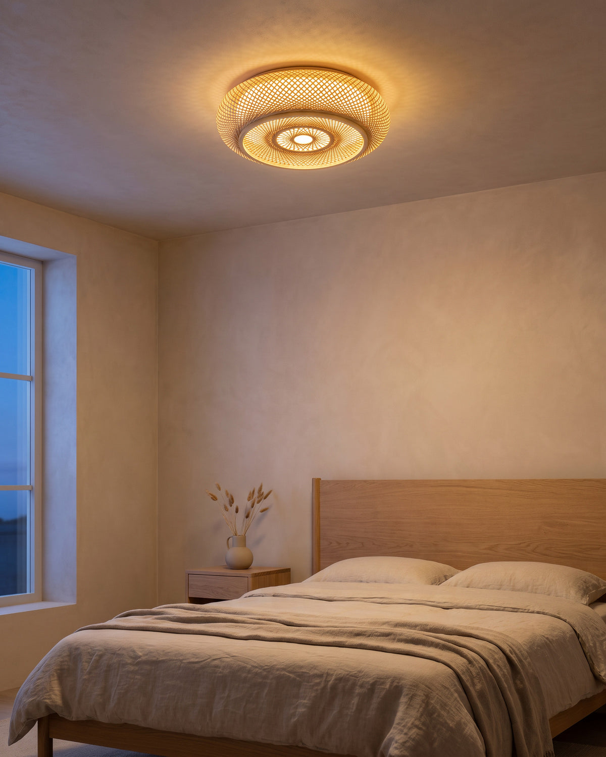 Plafonnier Vannerie dans une chambre, en soirée